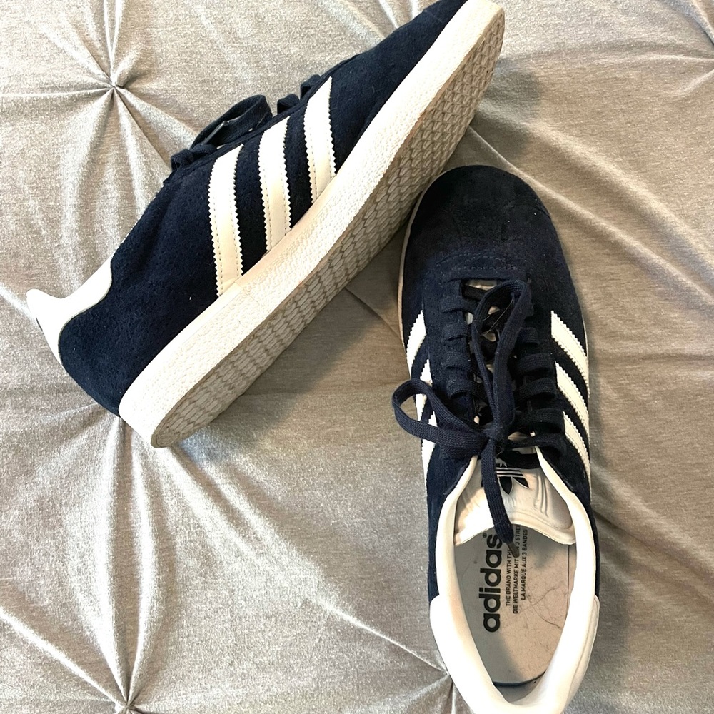 Women’s navy blue ADIDAS Gazelle sneakers